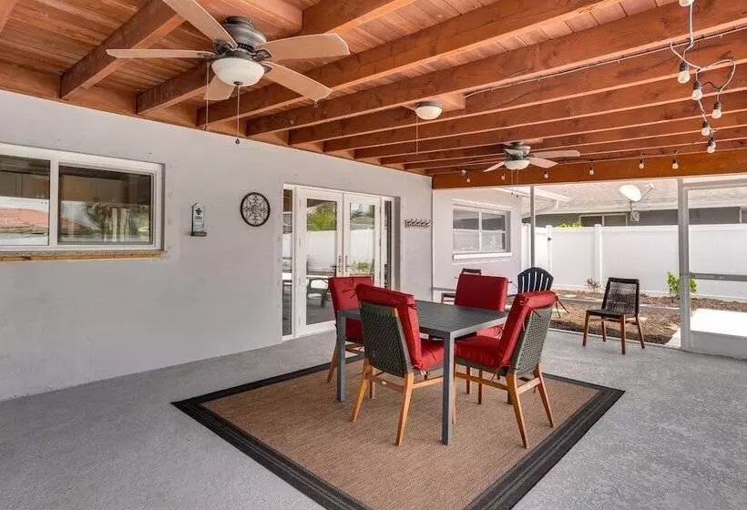 Pool & Screened In Patio: Tropical Florida Abode