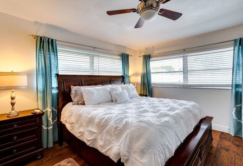 Pool & Screened In Patio: Tropical Florida Abode