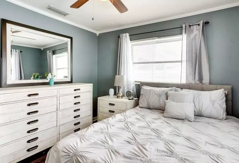 Pool & Screened In Patio: Tropical Florida Abode