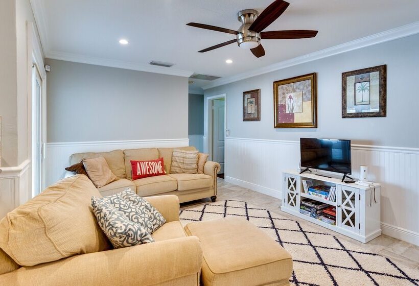 Pool & Screened In Patio: Tropical Florida Abode