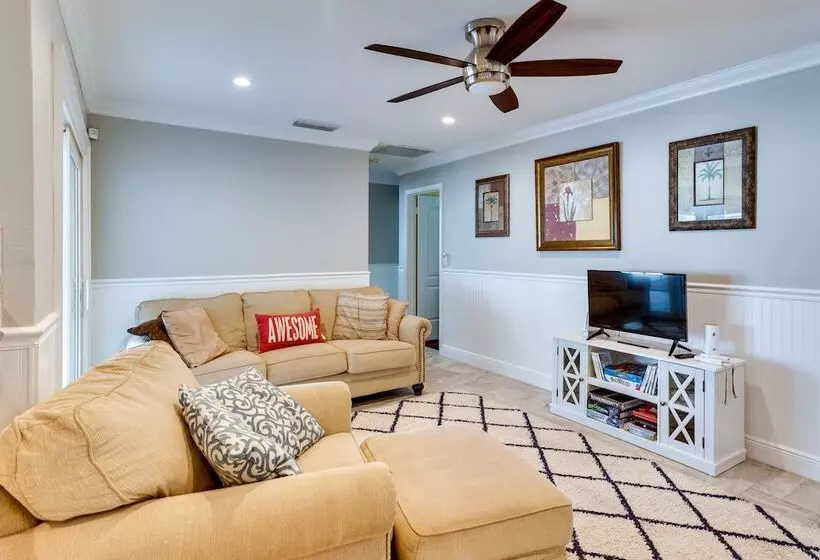 Pool & Screened In Patio: Tropical Florida Abode