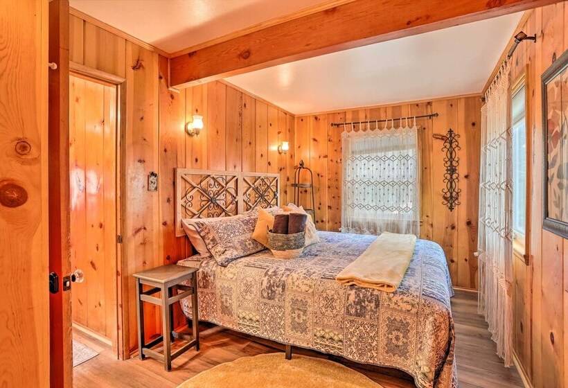 Wrightwood Cabin W/ Cozy Interior!