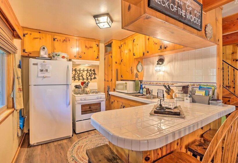 Wrightwood Cabin W/ Cozy Interior!