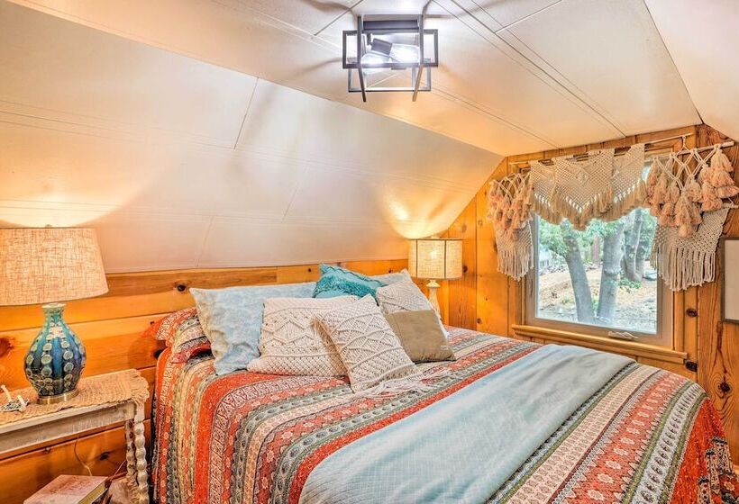 Wrightwood Cabin W/ Cozy Interior!