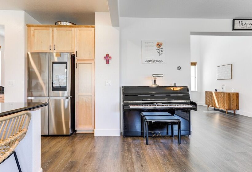 Spacious Roseville Home W/ Patio Near Golf!