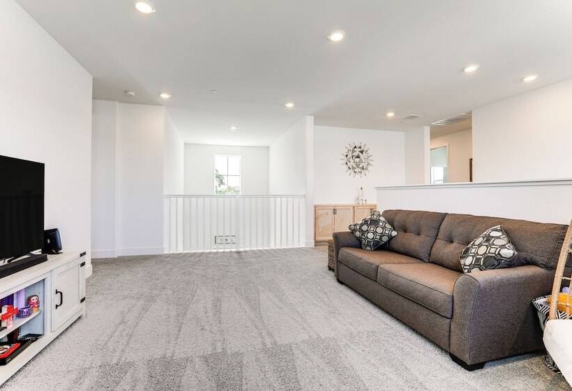 Spacious Roseville Home W/ Patio Near Golf!