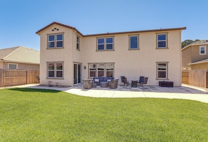 Spacious Roseville Home W/ Patio Near Golf!