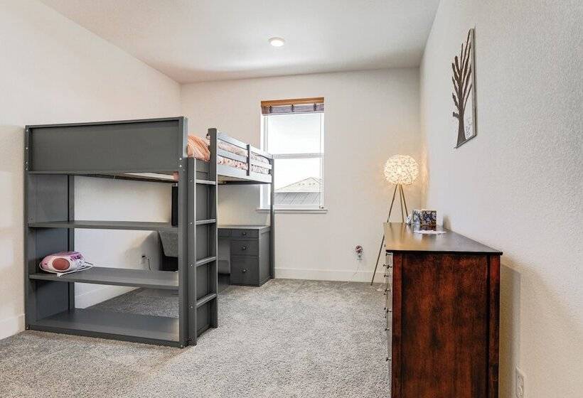 Spacious Roseville Home W/ Patio Near Golf!