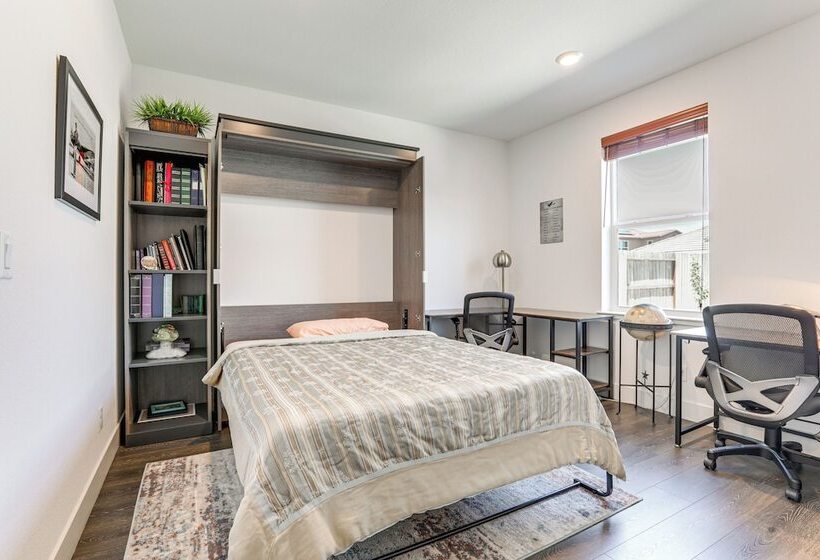 Spacious Roseville Home W/ Patio Near Golf!