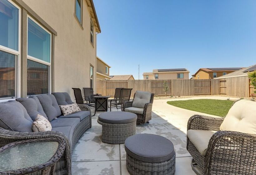 Spacious Roseville Home W/ Patio Near Golf!