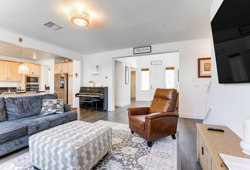 Spacious Roseville Home W/ Patio Near Golf!