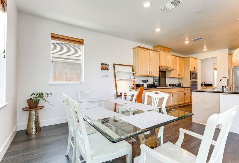 Spacious Roseville Home W/ Patio Near Golf!