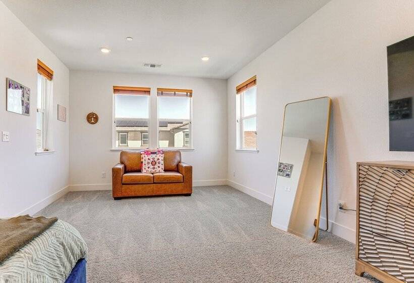 Spacious Roseville Home W/ Patio Near Golf!