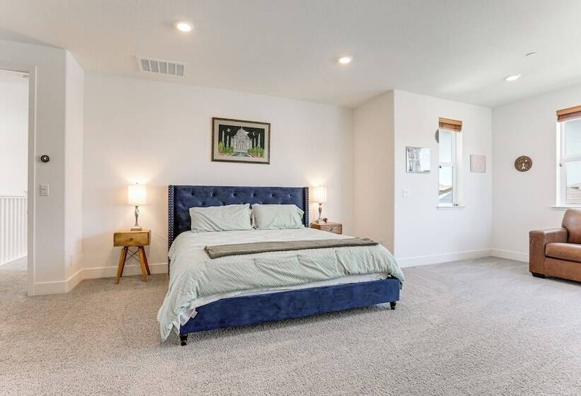 Spacious Roseville Home W/ Patio Near Golf!