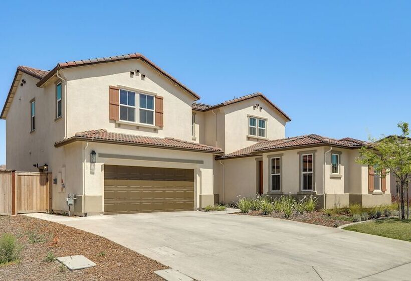 Spacious Roseville Home W/ Patio Near Golf!