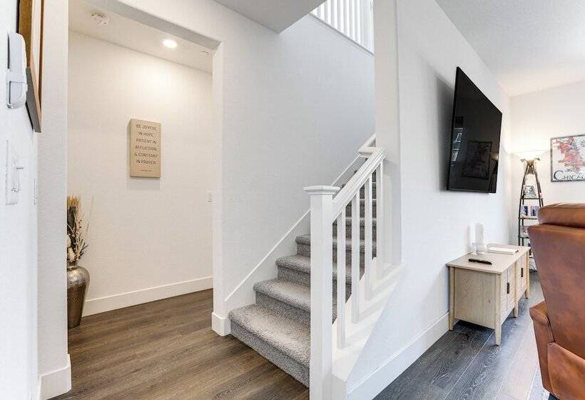 Spacious Roseville Home W/ Patio Near Golf!