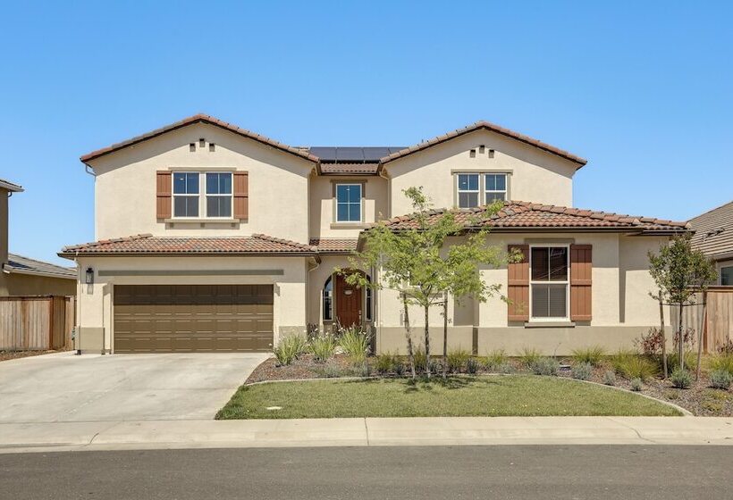 Spacious Roseville Home W/ Patio Near Golf!