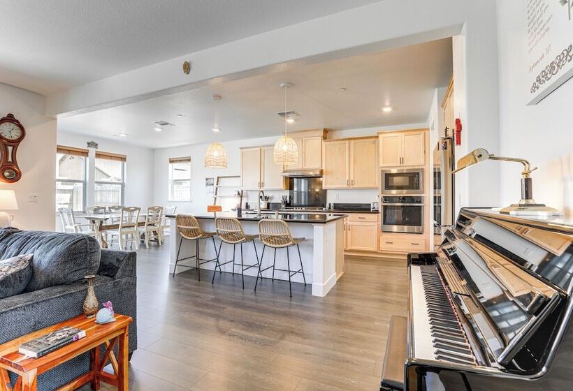 Spacious Roseville Home W/ Patio Near Golf!