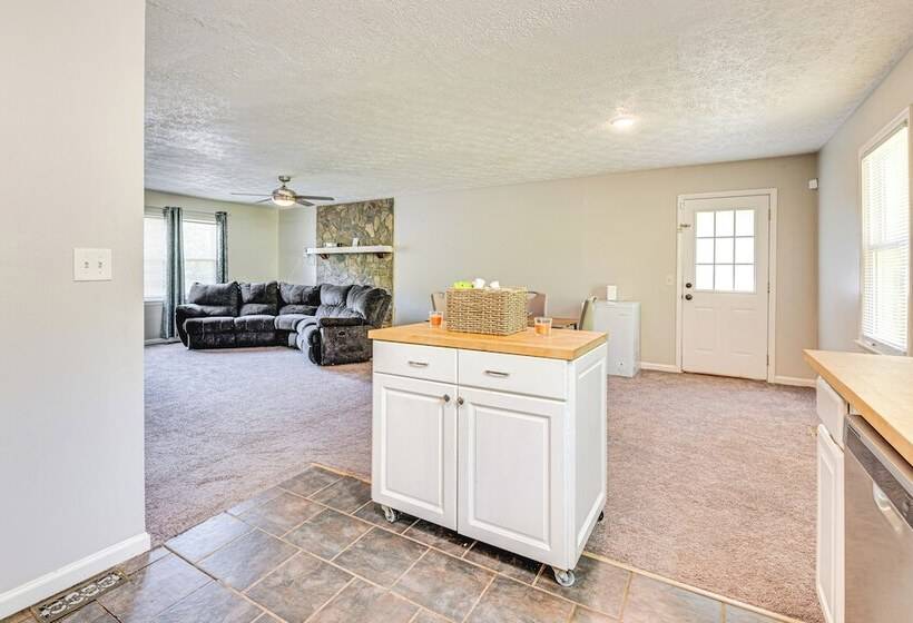 Douglasville Vacation Home ~ 16 Mi To Six Flags!