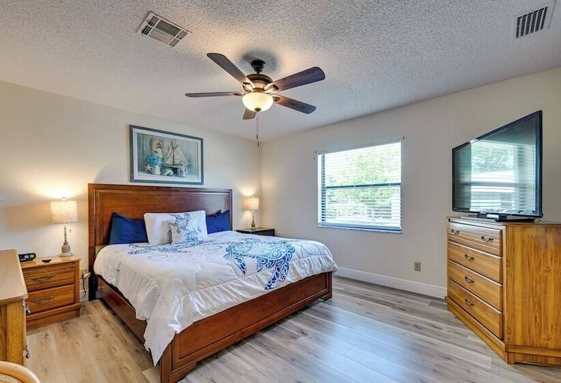 Englewood Home W/ Saltwater Pool: 6 Mi To Beach!