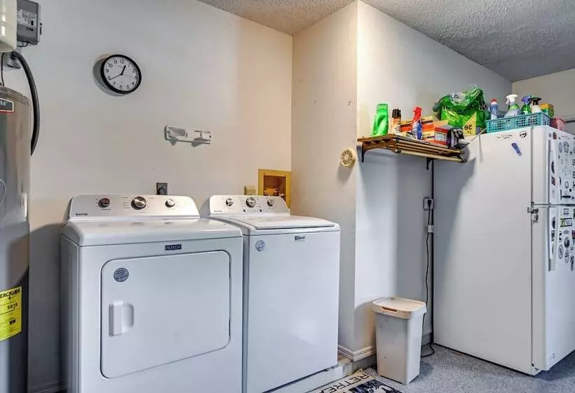 Englewood Home W/ Saltwater Pool: 6 Mi To Beach!