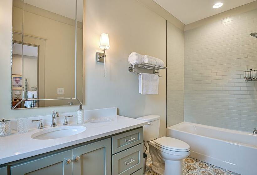 Idyllic Belmont Home < 1 Mi To Historic District!