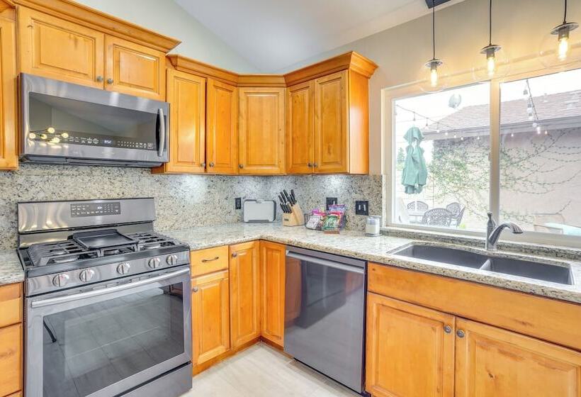 Idyllic Tustin Home W/ Private Patio & Grill