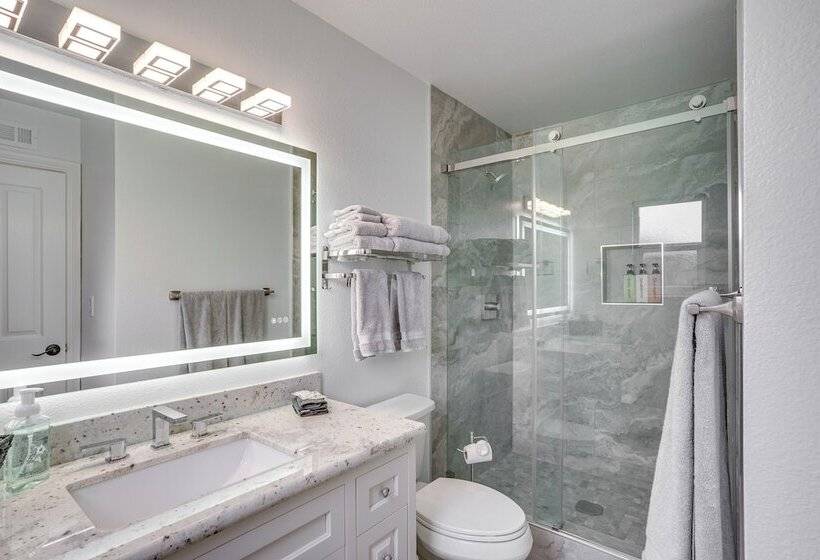 Idyllic Tustin Home W/ Private Patio & Grill