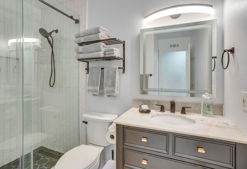 Idyllic Tustin Home W/ Private Patio & Grill