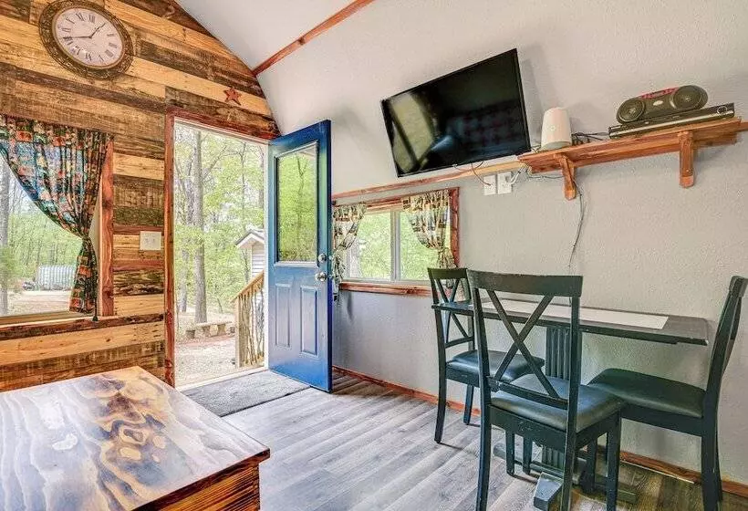 Inviting Des Arc Cabin W/ Fire Pit + Deck!
