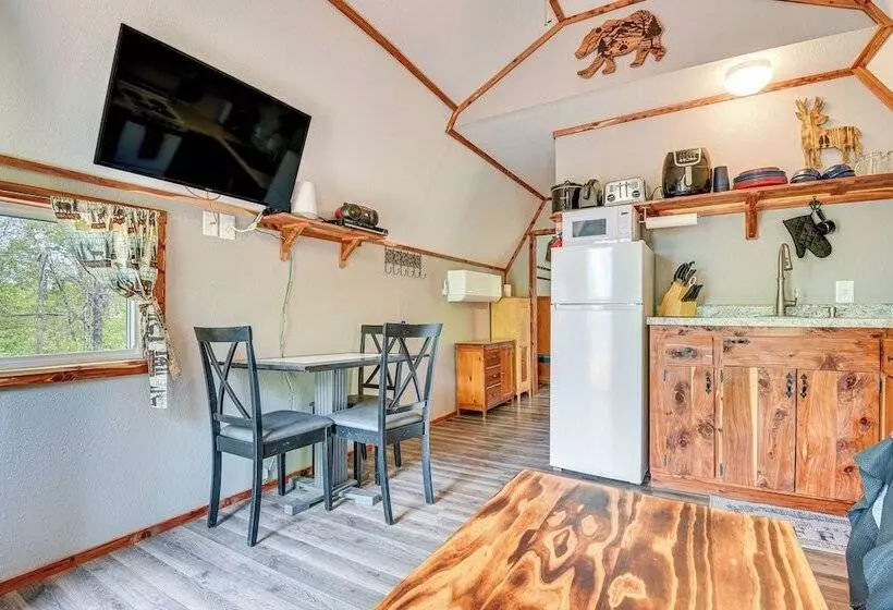 Inviting Des Arc Cabin W/ Fire Pit + Deck!