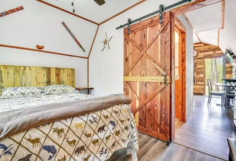 Inviting Des Arc Cabin W/ Fire Pit + Deck!