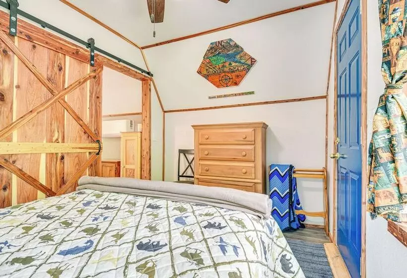 Inviting Des Arc Cabin W/ Fire Pit + Deck!