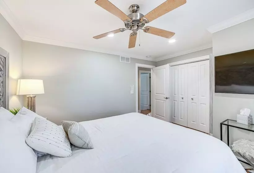 Downtown Douglas Home W/ Kayaks Near Oval Beach