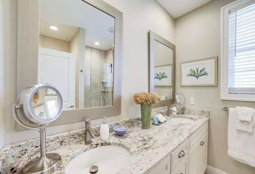 Downtown Douglas Home W/ Kayaks Near Oval Beach