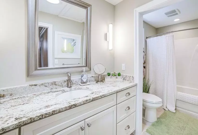 Downtown Douglas Home W/ Kayaks Near Oval Beach