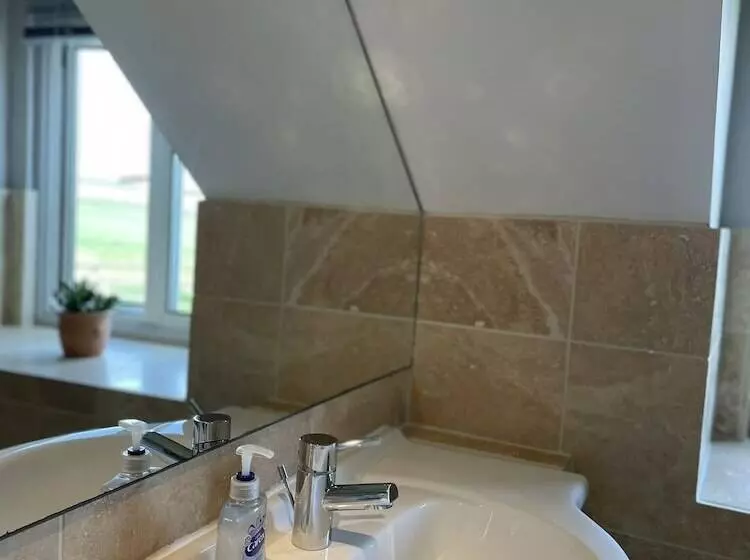 Lovely 2 Bed Cottage In St Brides, Pembrokeshire