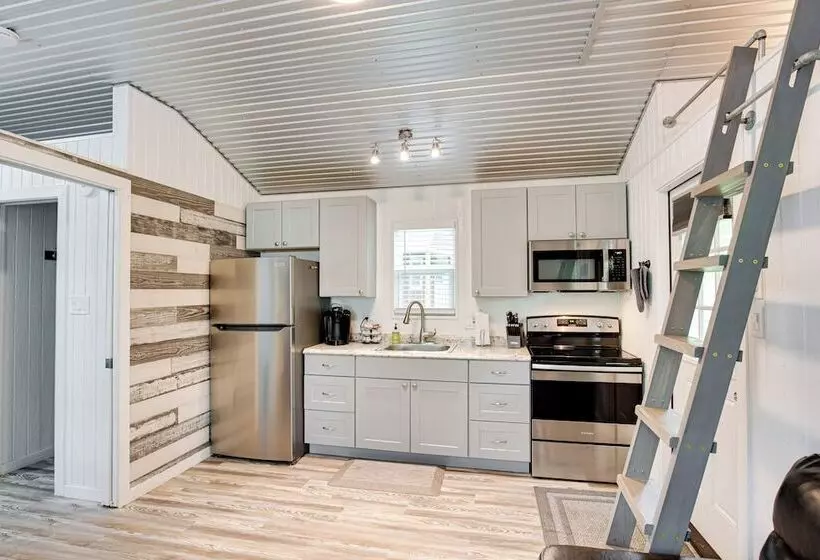 Mead Cabin: 2 Blocks To Willow Springs Marina