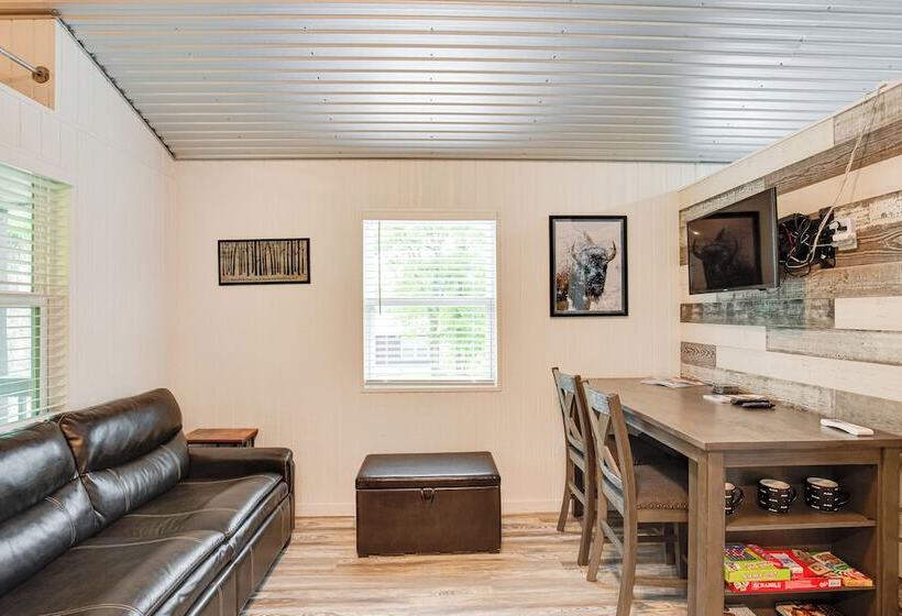 Mead Cabin: 2 Blocks To Willow Springs Marina