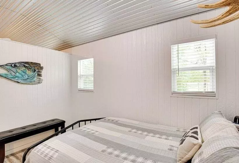 Mead Cabin: 2 Blocks To Willow Springs Marina