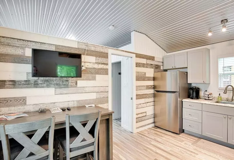 Mead Cabin: 2 Blocks To Willow Springs Marina