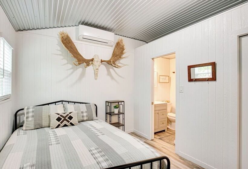 Mead Cabin: 2 Blocks To Willow Springs Marina