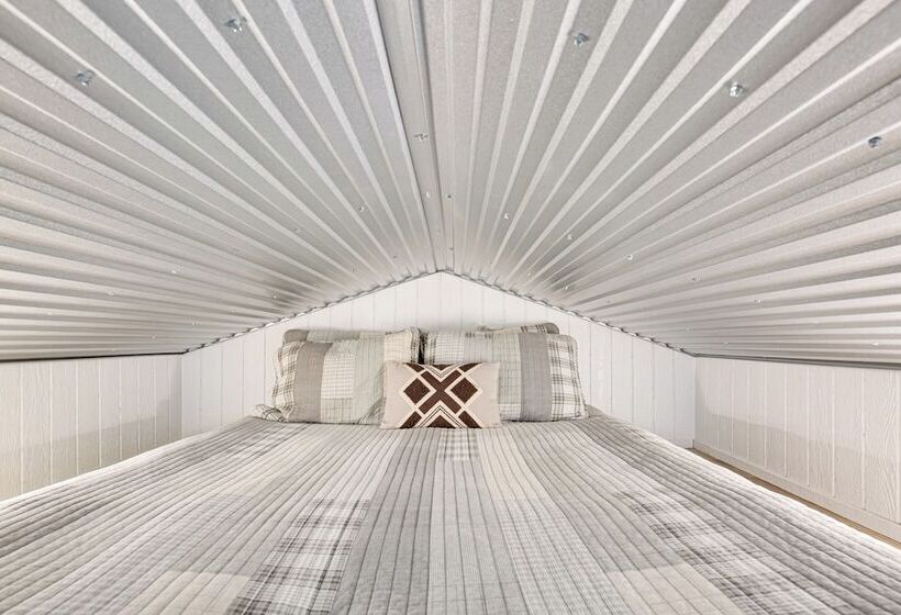 Mead Cabin: 2 Blocks To Willow Springs Marina