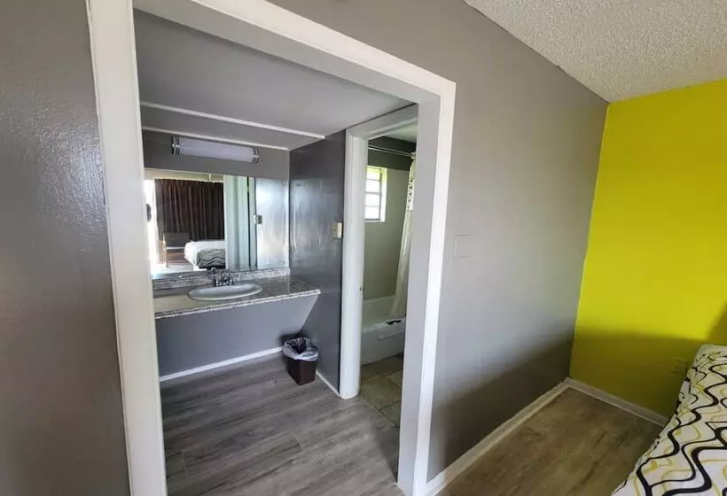 モーテル Lamplighter Inn By Oyo Independence