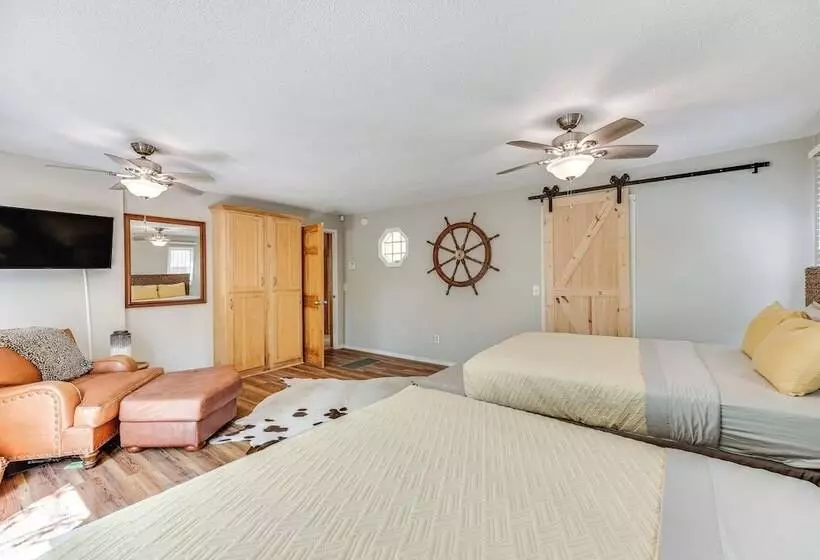 Pet Friendly Branson Gem: Walk To Table Rock Lake