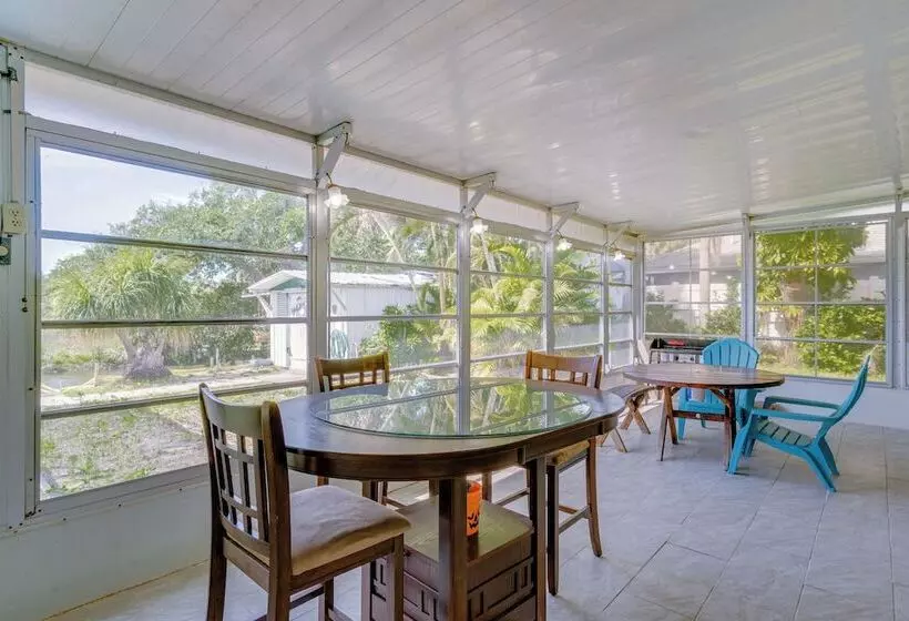 Port Charlotte Retreat W/ Lanai + Private Pool!