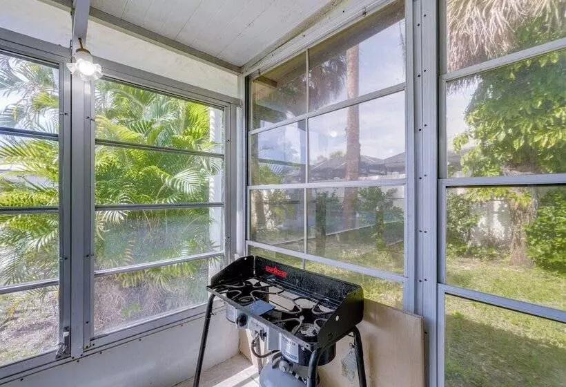 Port Charlotte Retreat W/ Lanai + Private Pool!