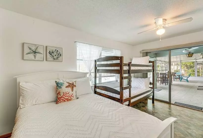 Port Charlotte Retreat W/ Lanai + Private Pool!