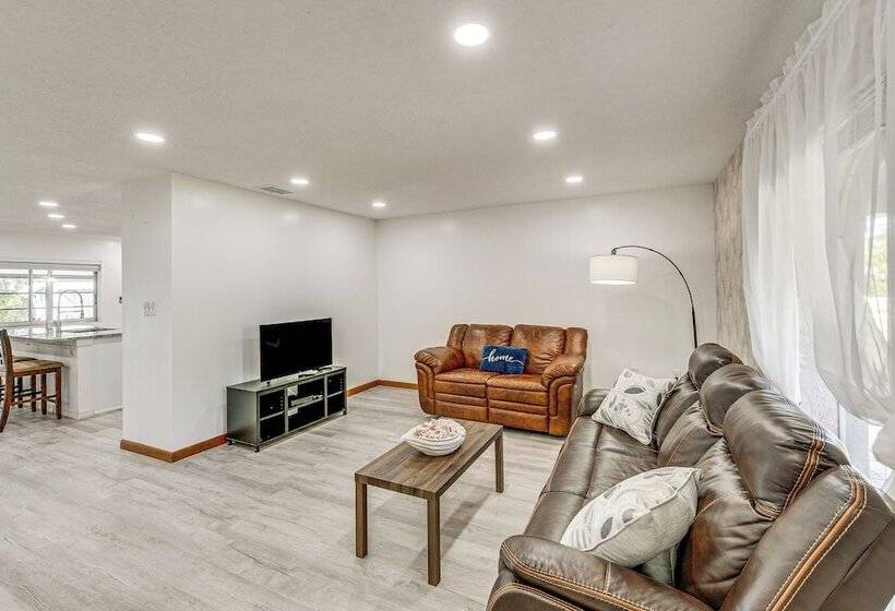 Port Charlotte Retreat W/ Lanai + Private Pool!