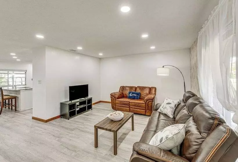 Port Charlotte Retreat W/ Lanai + Private Pool!